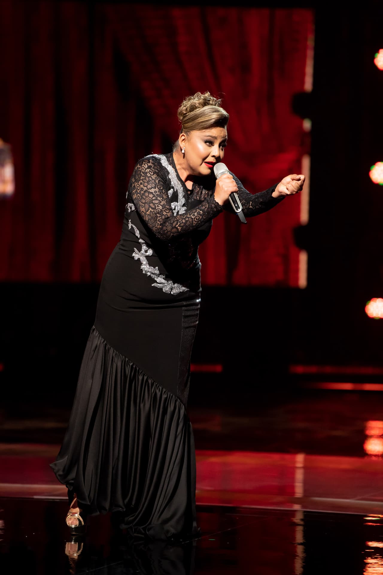 La segunda en el escenario fue Verónica Linares con la imitación de Rocío Dúrcal.