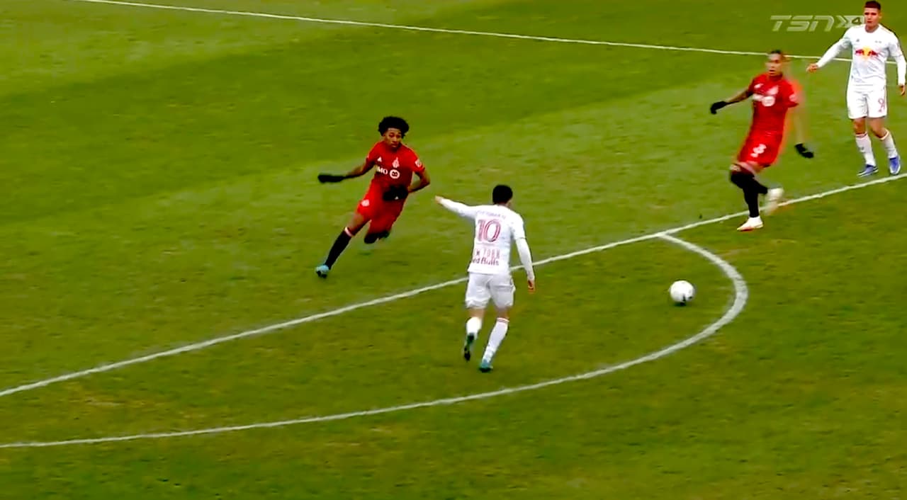 Con brutal derechazo Lewis Morgan la manda al rinconcito y marca doblete