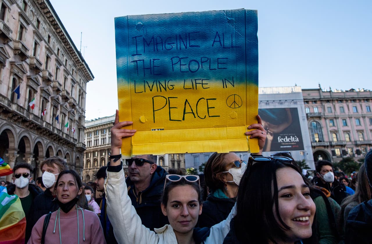En Italia, diversas marchas con pancartas entre miles de manifestantes que se aglomeraron en calles de Turín, Milán o Roma bajo la consigna de “Putin, asesino”
<b> o con manifestaciones a favor de la paz y de llamados a las potencias occidentales para excluir a Rusia del sistema SWIFT para transacciones globales.</b>