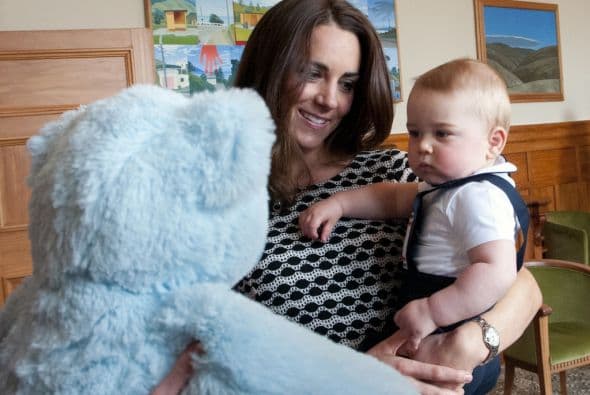 Mejor enséñenle el osito de peluche a Georgy.