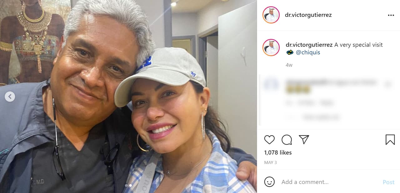 En un video publicado en Instagram reveló que se pondría implantes en los senos: "No fue porque me hizo una 'lipo', no, fue porque 
<b><a href="https://www.univision.com/shows/el-gordo-y-la-flaca/medicos-aseguran-agua-con-limon-de-chiquis-si-baja-de-peso">me voy a hacer las 'boobies',</a></b> y muy pronto". 
<br>