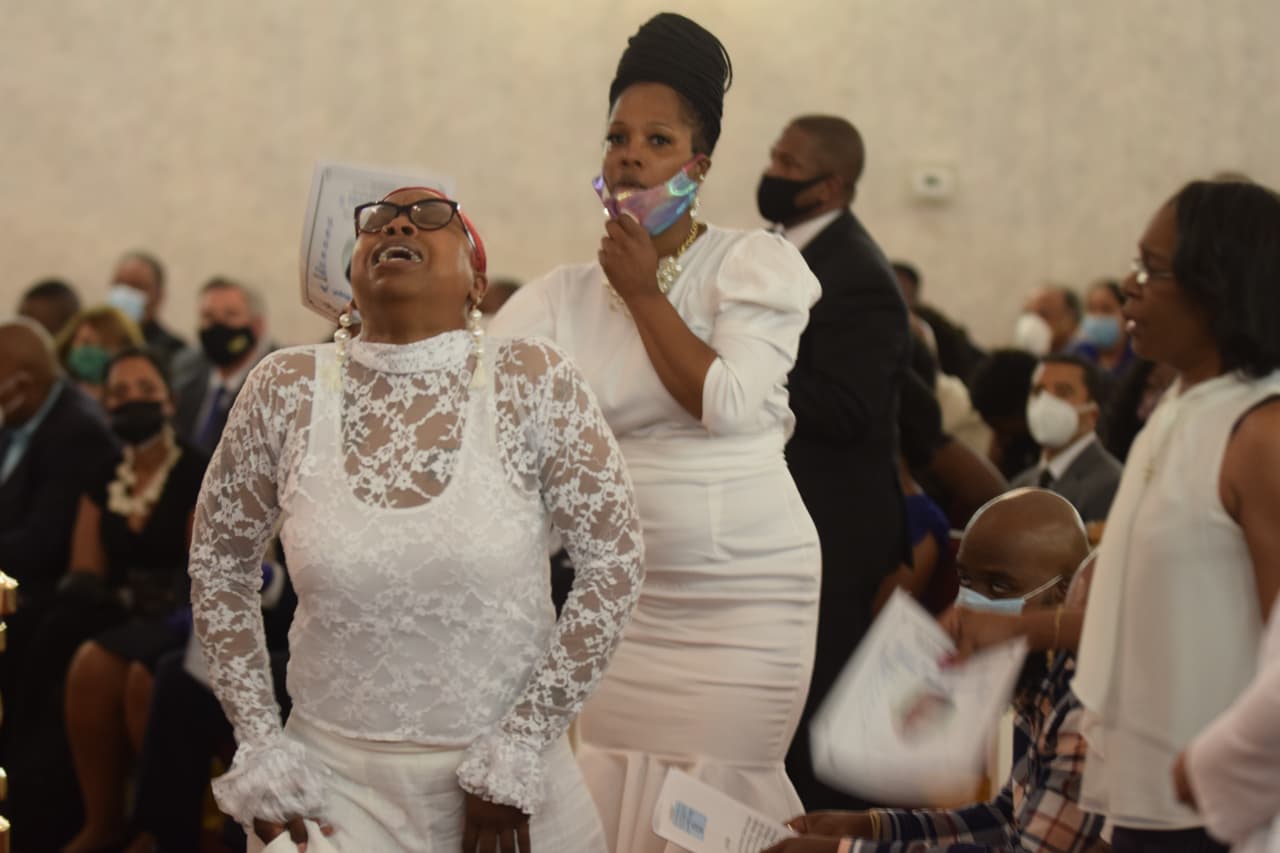 Bridgett Floyd, quien reside en Carolina del Norte, no pudo contener su desconsuelo durante la ceremonia.