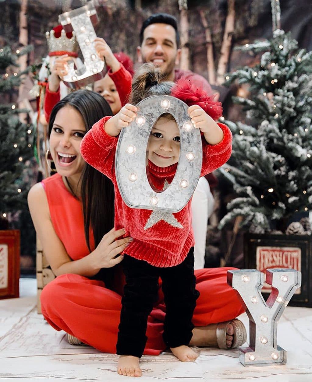 Alana, Silvana y María Juliana, son las tres muñecas de Yisus Díaz y este fin de semana le dieron la bienvenida a la temporada navideña con esta fotografía.