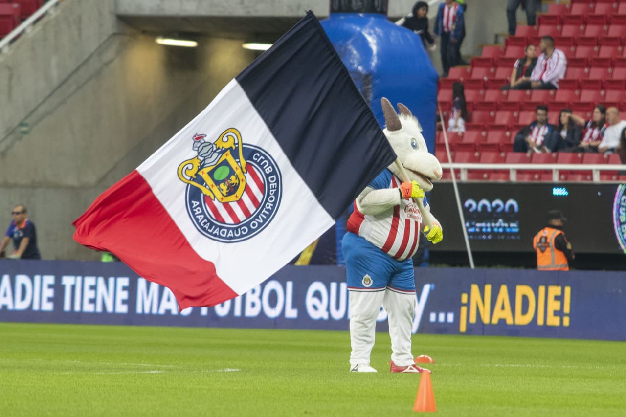 La Chiva, probablemente la botarga más tradicional del futbol mexicano.