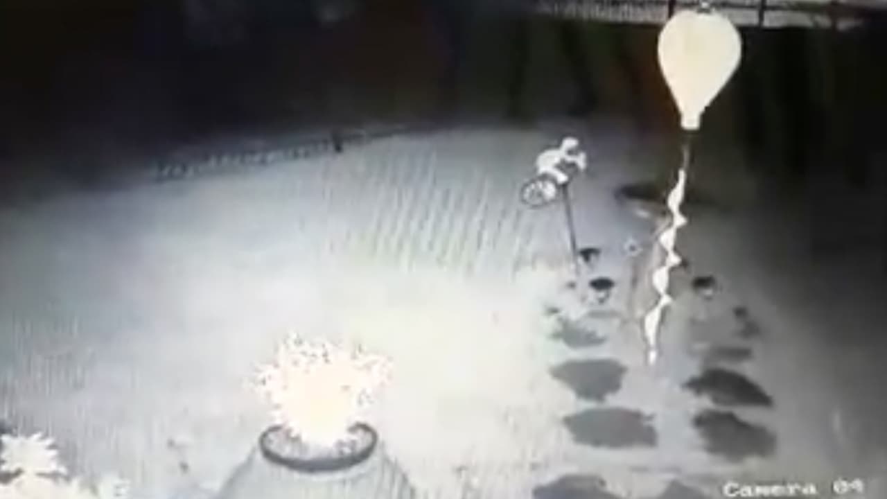 El viernes el joven se dirigía a casa tras terminar su jornada laboral, subió a su motocicleta y se alejó de la bodega donde trabaja que está ubicada en entre las calles Mooney Road y Hardy.