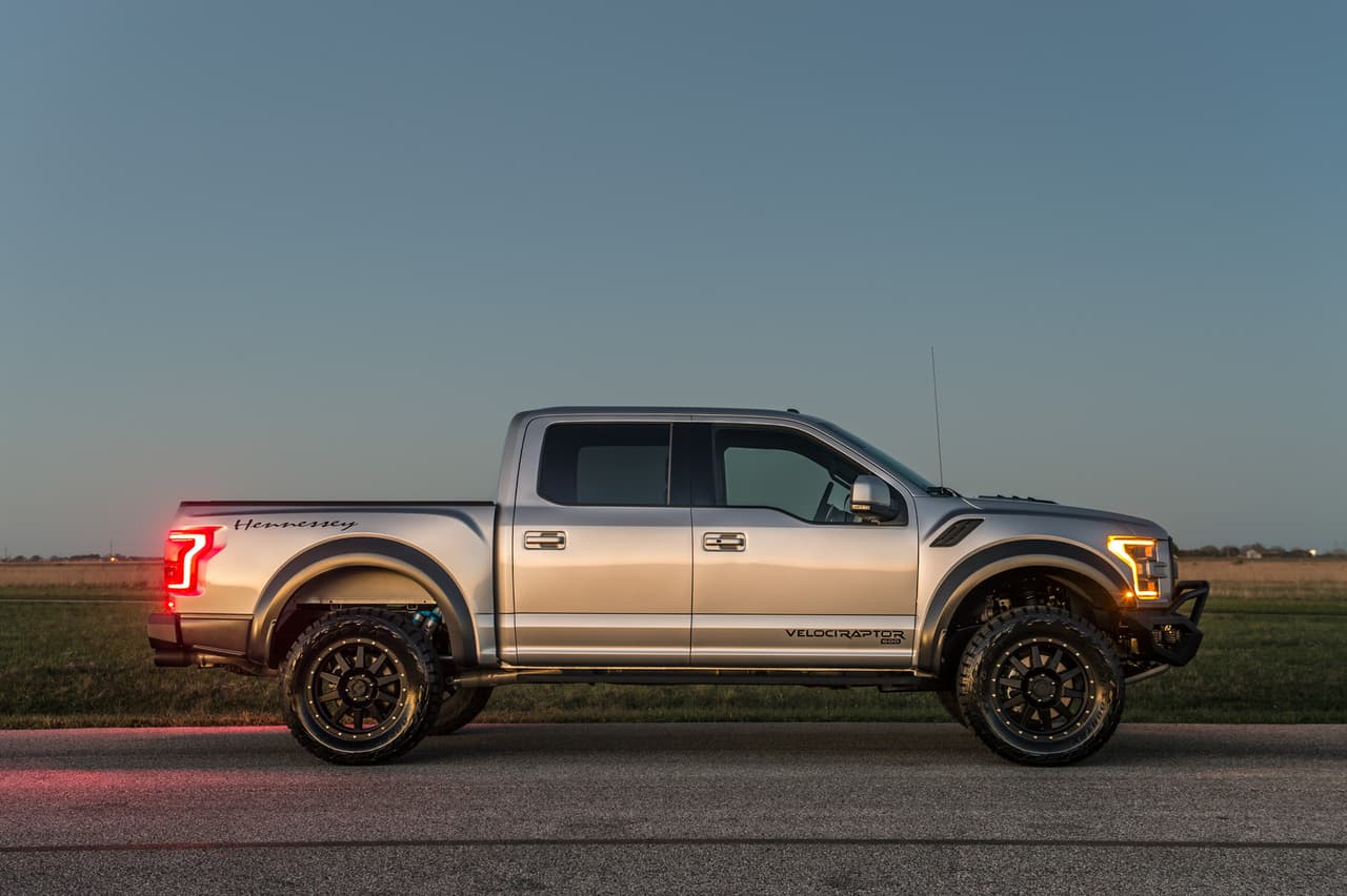 En cuestiones de desempeño, la Hennessey VelociRaptor 600 puede acelerar hasta las 60 mph en 4.2 segundos y que consigue recorrer ¼ de milla en 12.9 segundos.