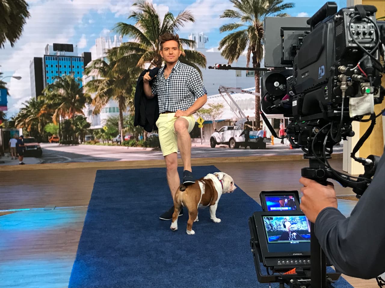 El Dasa se lució modelando. Nos encantó verlo este martes presumiendo pierna.