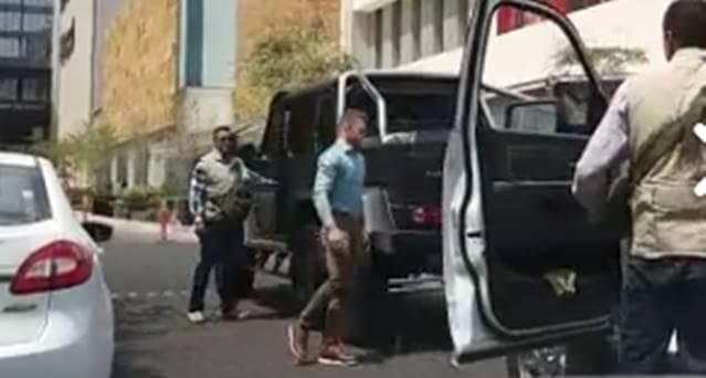 En esta imágen se ve a Saúl “Canelo” Álvarez disfrutando su momento de gloria después de su triunfo sobre Julio César Chávez Jr. el 6 de mayo del 2017. Un aficionado 
<b><a href="http://uni.vi/o5DR100FN02">lo capturó en video bajando de una camioneta muy exclusiva: Mercedes-Benz G 63 AMG 6x6</a></b>.