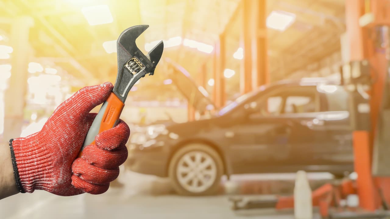 La única manera de ahorrar dinero para el dueño de un carro es previniendo desastres mecánicos, que irremediablemente terminan en reparaciones costosas. La única manera de prevenir estos desastres es darle al carro el
<b>mantenimiento preventivo</b> recomendado por los fabricantes.
<br>
<br>Esto es mucho más fácil de lo que suena. Cuando las siguientes recomendaciones son seguidas religiosamente, aseguran el buen estado de vehículo, por muchos años y millas por venir.