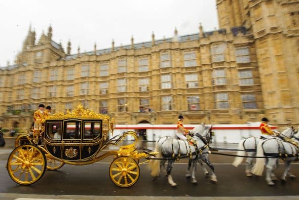 Además lleva un fragmento del manzano que, según la leyenda, inspiró a Isaac Newton para formular la ley de la gravedad.