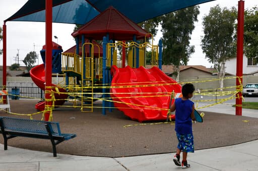 Las autoridades de salud ya no hablan de 
<a href="https://www.univision.com/local/los-angeles-kmex/15-ninos-hospitalizados-por-extrano-sindrome-inflamatorio-relacionado-con-el-coronavirus-la-mayoria-son-hispanos">grupos riesgos por edades</a>, ahora la probabilidad de contagiarse con el virus la tienen todos los habitantes. Sin embargo, la data demuestra que los hispanos son los más afectados por el coronavirus.