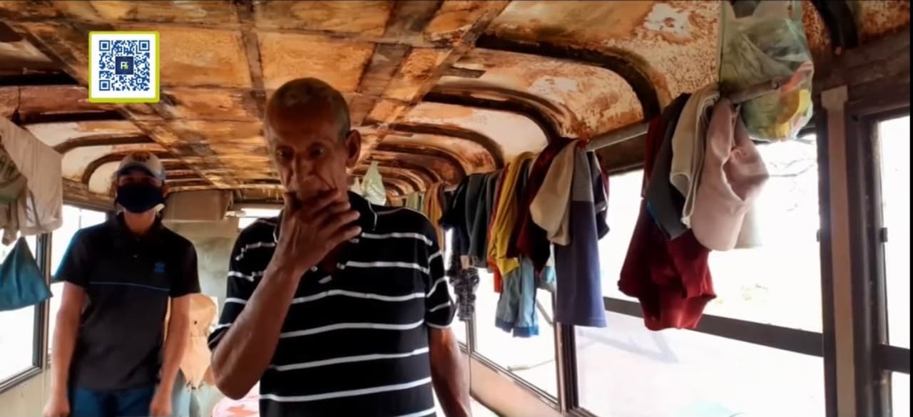 Durante años, la familia González lleva persiguiendo el inalcanzable sueño de hacerse con una casa propia, pese haberla solicitado a la Misión Vivienda, una programa de construcción fundado por Hugo Chávez que hace una especie de rifa de casas. María lamenta su mala suerte -y la falta de contactos- al recordar que hace seis años realizó la solicitud para la vivienda pero nunca le dieron respuesta.
<br>