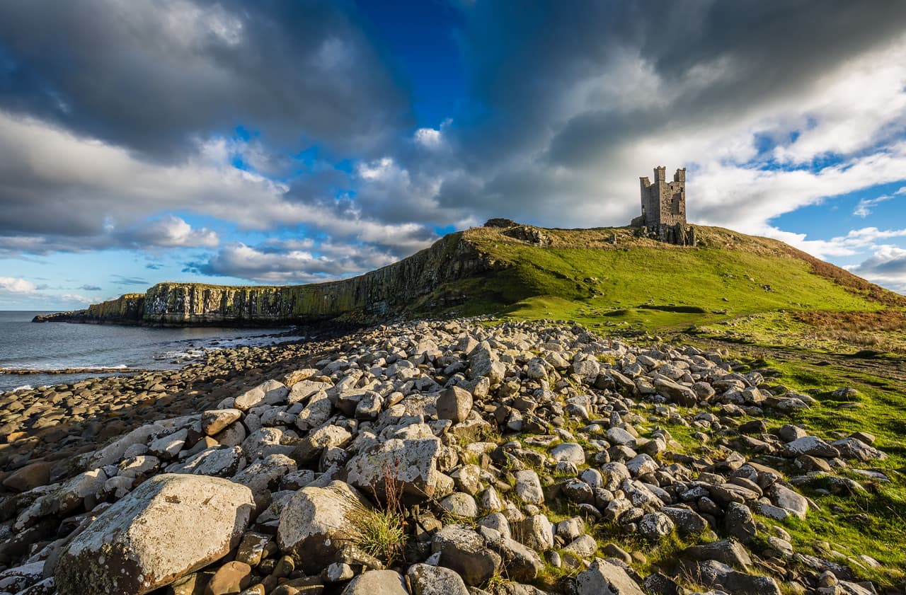 <b>Northumberland (Reino Unido)</b>
<br>
<br>Este espectacular y lejano punto de la costa británica ofrece a sus visitantes 1,900 años de historia, playas vírgenes y paisajes memorables. Pronto se inaugurará una nueva vía costera en la zona, que recorrerá más de 2,800 millas.
<br>
