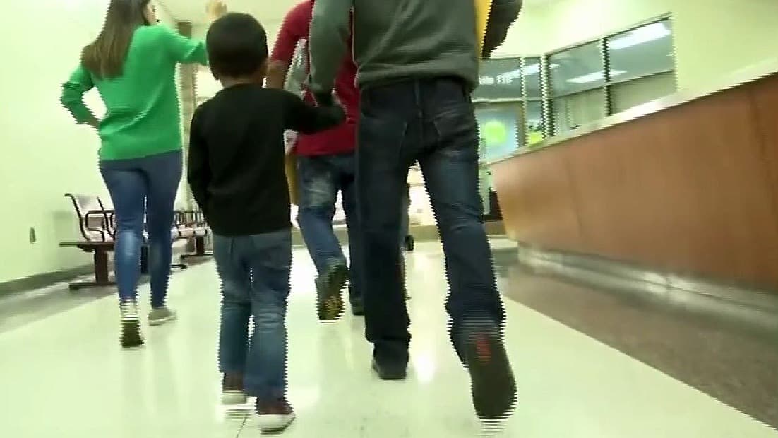 Vence contrato federal con organizaciones que apoyan legalmente a niños migrantes, podrían deportarlos