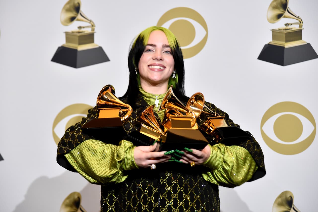 La joven cantante se coronó con las principales cuatro categorías de 
<b><a href="https://www.univision.com/famosos/grammy-2020-todos-con-el-corazon-roto-por-la-muerte-de-kobe-bryant-y-su-hija-gianna-fotos">la premiación</a></b>: Mejor Álbum del Año, Mejor Grabación, Mejor Canción y Mejor Artista Nuevo. 
<br>