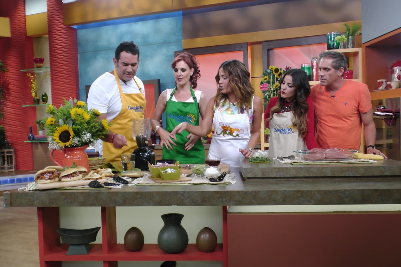 Lalo muy aplicado siguió los pasos de esta receta mexicana.