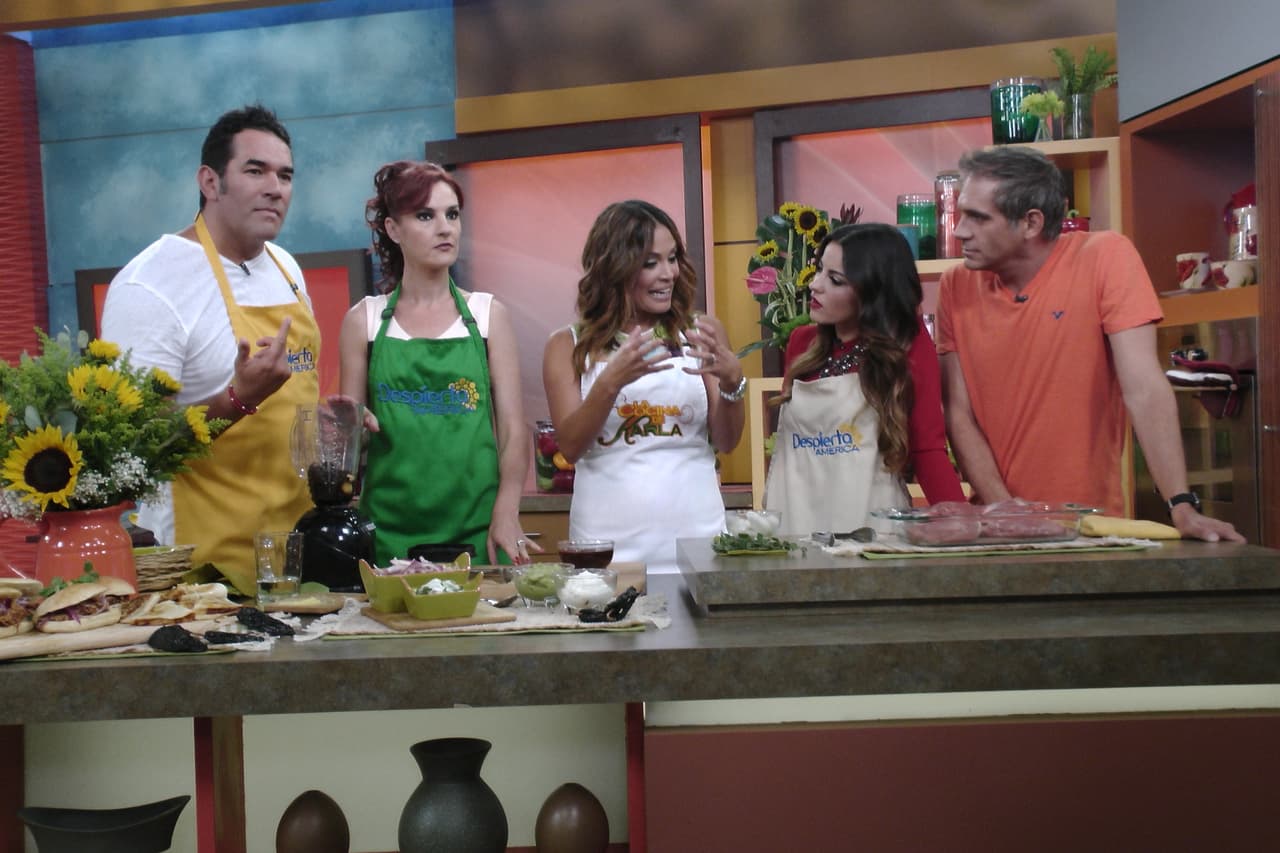 Y como nuestros actores llegaron con hambre, Karla los invitó a la cocina.