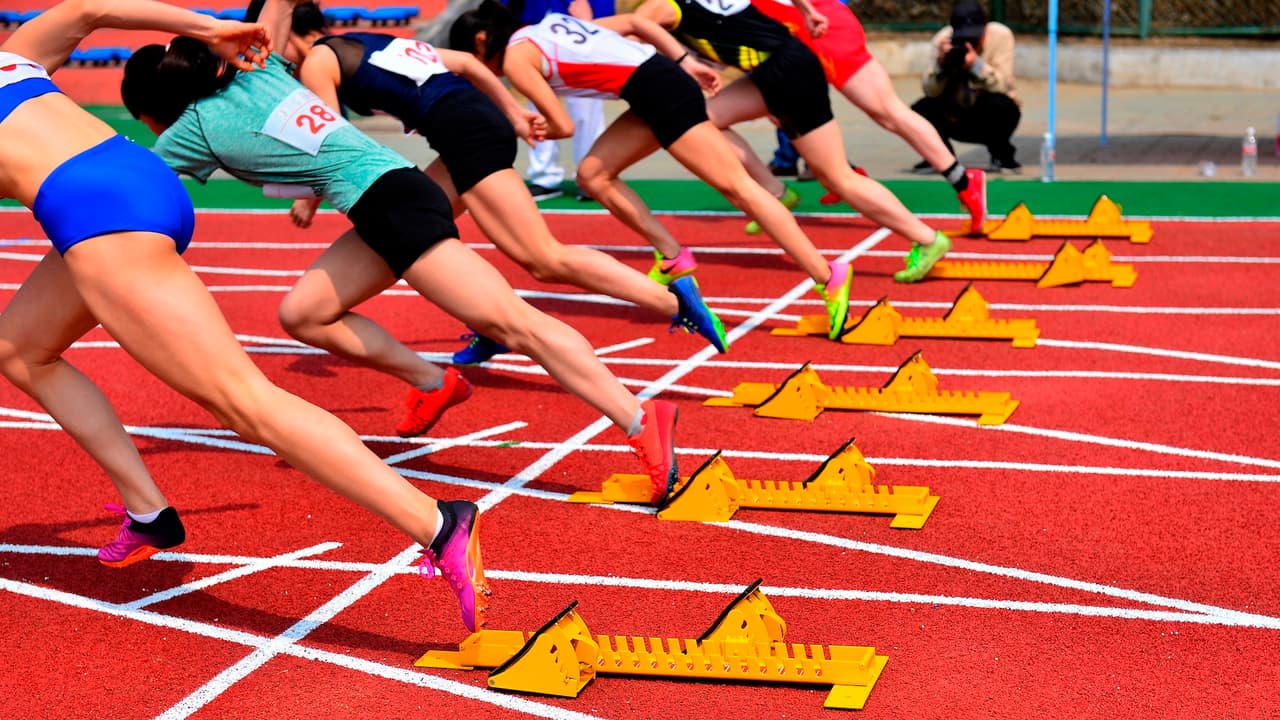 California modifica reglas de atletismo escolar tras presión federal y polémica por atletas transgénero