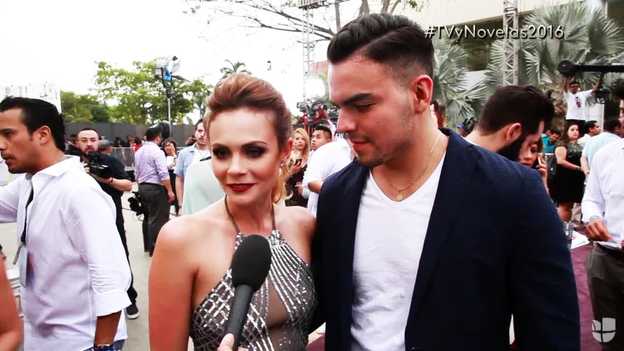 Laura Carmine fue de las más guapas al desfilar por la alfombra de los Premios TVyNovelas, además lucía muy feliz y enamorada a lado de su novio el actor Adriano Zendejas.