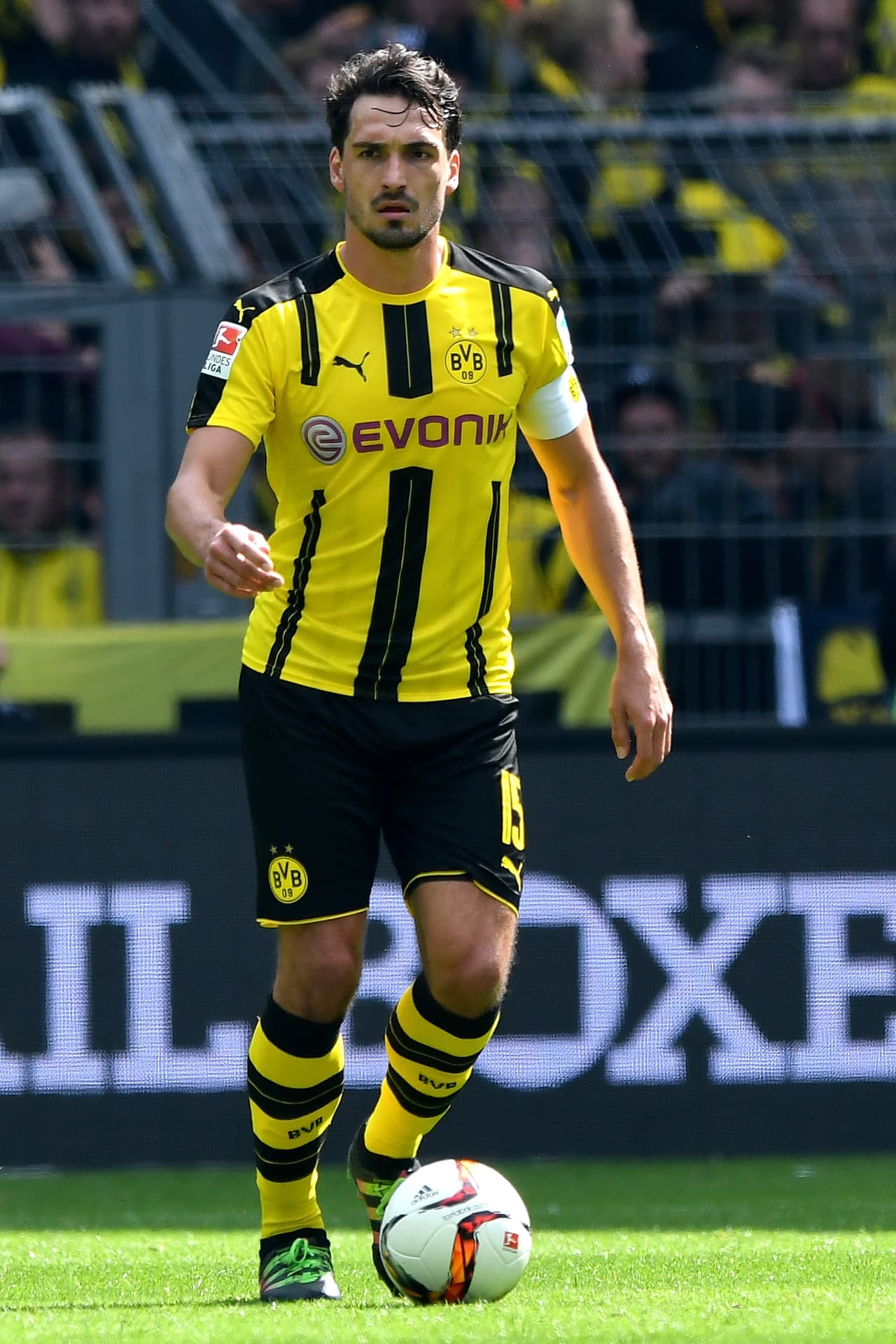 El defensor alemán Mats Hummels pasó del Borussia Dortmund (ALE) al Bayern Múnich (ALE) por 35.000.000 de euros.