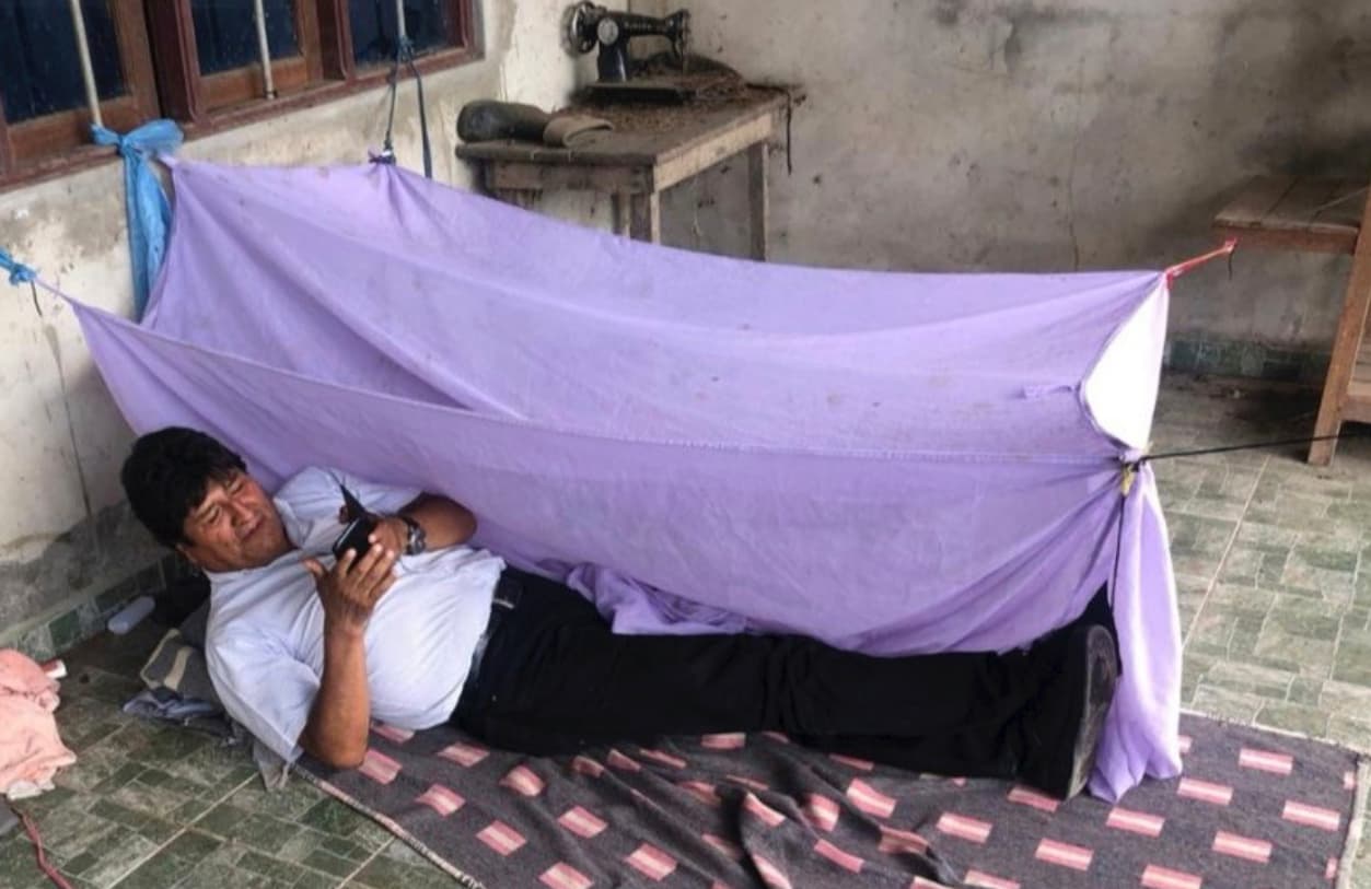 La imagen que acompaña un tuit publicado por Evo Morales en el que dice: "Así fue mi primera noche después de dejar la presidencia por el golpe de Mesa y Camacho con ayuda de la policía. Así recordé tiempos de dirigente. Muy agradecido con mis hermanos de las federaciones del Trópico de Cochabamba por brindarme seguridad y cuidado".