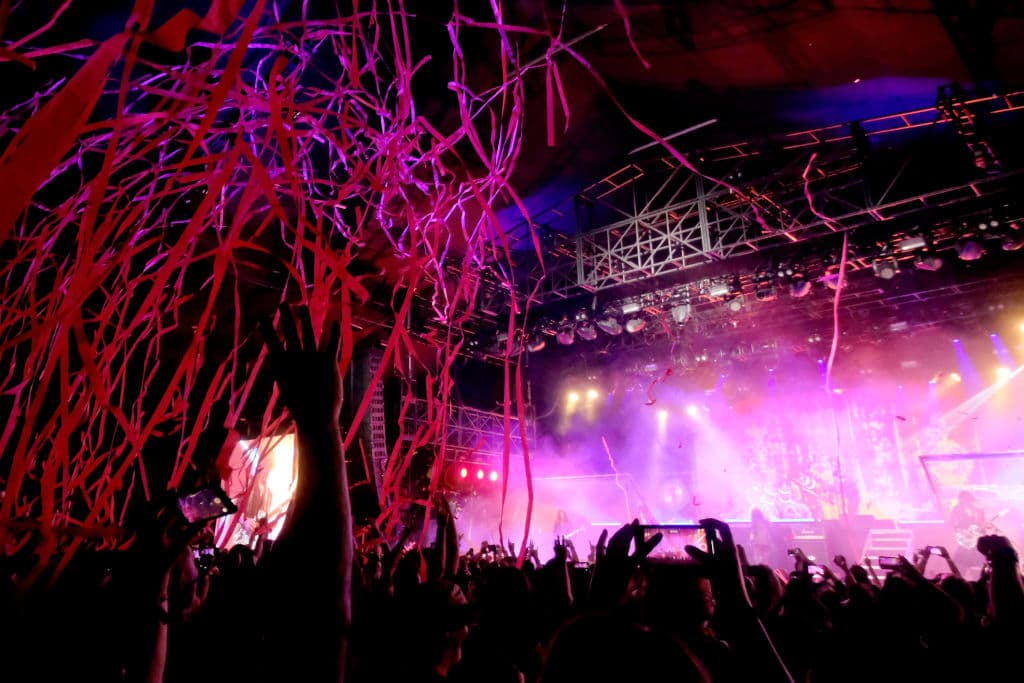 La interactividad del evento hace que su público sea parte del mismo, y muchas veces no se sabe si los artistas están en la tarima o caminando por el desierto.