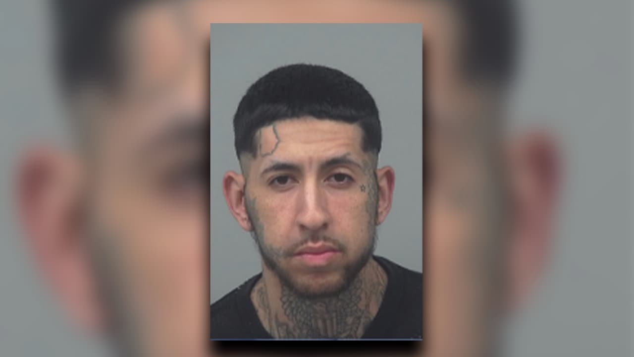 Maverick Jassir Alegría permanece arrestado en la cárcel del condado de Gwinnett y según la ficha de registro se le acusa de cuatro delitos, entre ellos, posesión de metanfetaminas, conducir con la licencia suspendida y posesión y uso de objetos relacionados con drogas. Alegría no tiene derecho a fianza.