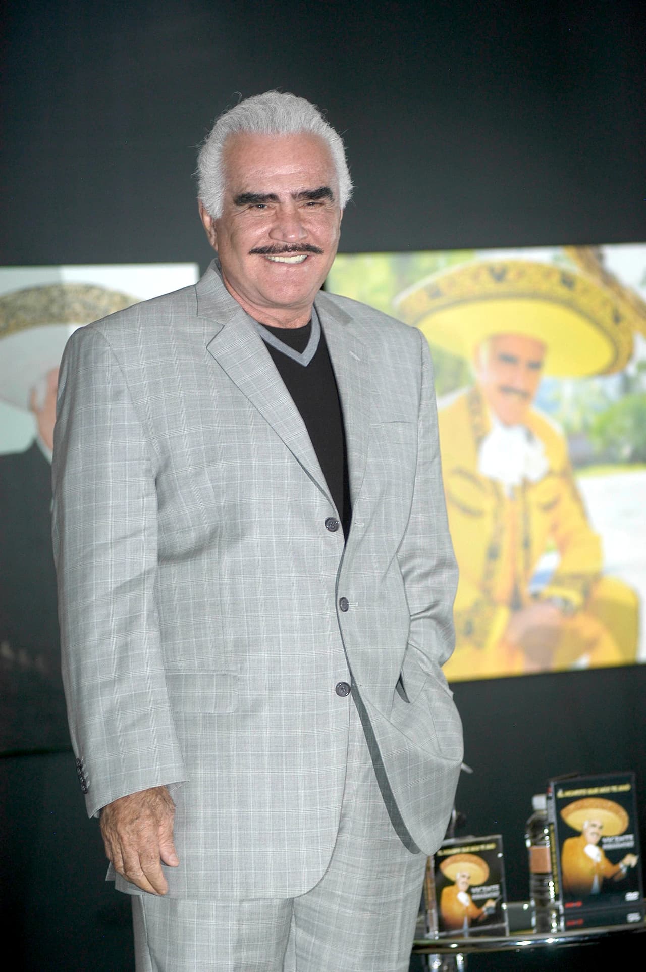 "Está arreglado todo eso, nunca se deja de aprender, siempre tenemos algo que recibir de los padres, aunque sean mayores. Nadie está reclamando nada ni nada va a reclamar nadie, 
<b>todo está hecho </b>y lo hecho, hecho está", reiteró el hijo del afamado charro.