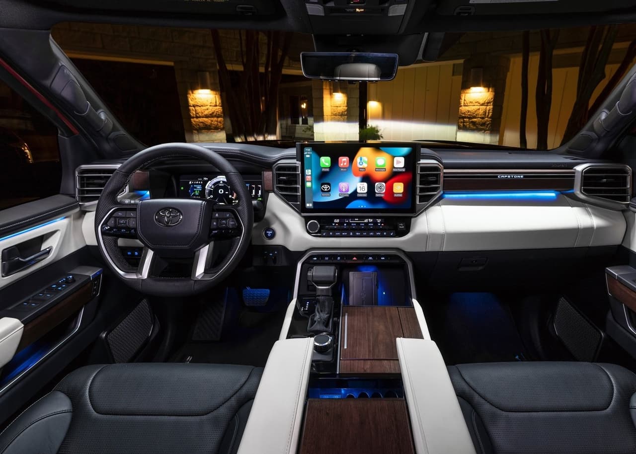 La Toyota Sequoia 2023 se rejuvenece adoptando un estilo moderno, una cabina tecnológica y un sistema de propulsión híbrido.