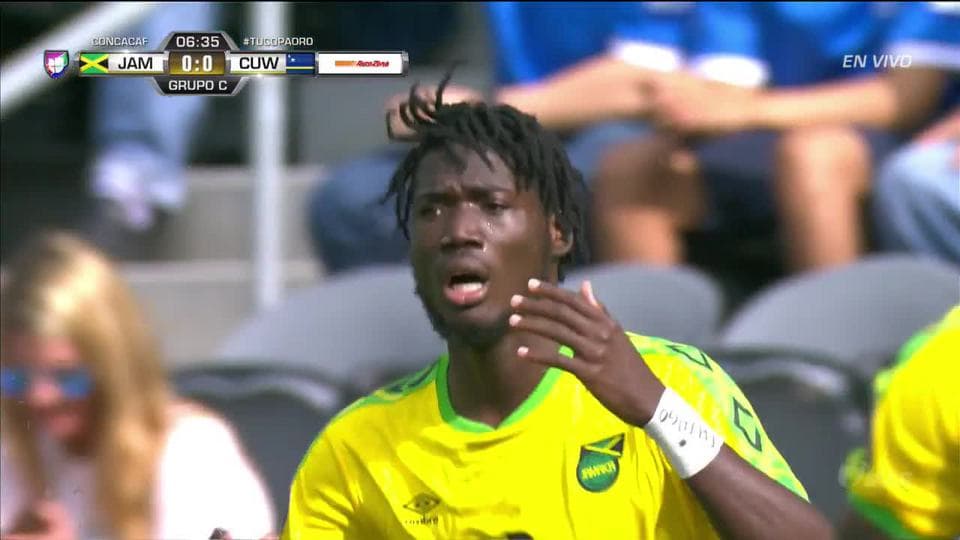 Tiro desviado de Shamar Nicholson