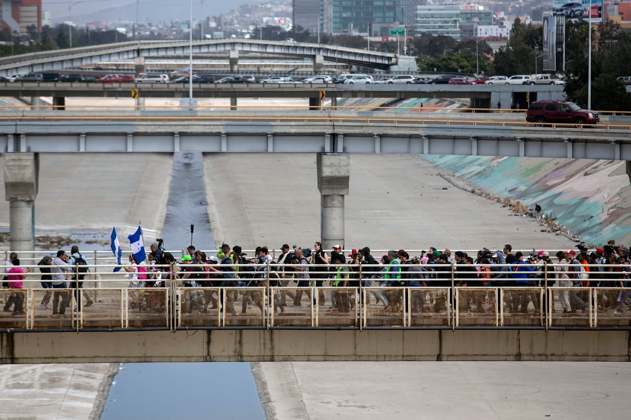 "Hemos llegado a capacidad en el puerto de entrada de San Ysidro", dijo el jefe de la Oficina de Aduanas y Protección Fronteriza, Kevin McAleenan, en un comunicado, y agregó que los migrantes "deben esperar en México".