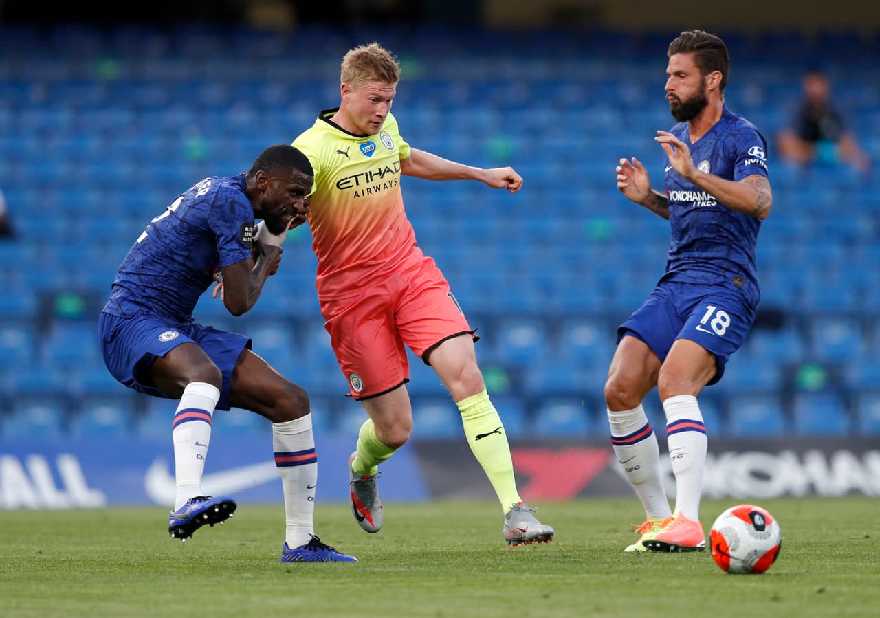 Kevin De Bruyne debe descargar el balón con Kyle Walker ante la presion del central del Chelsea, Antonio Rudiger.