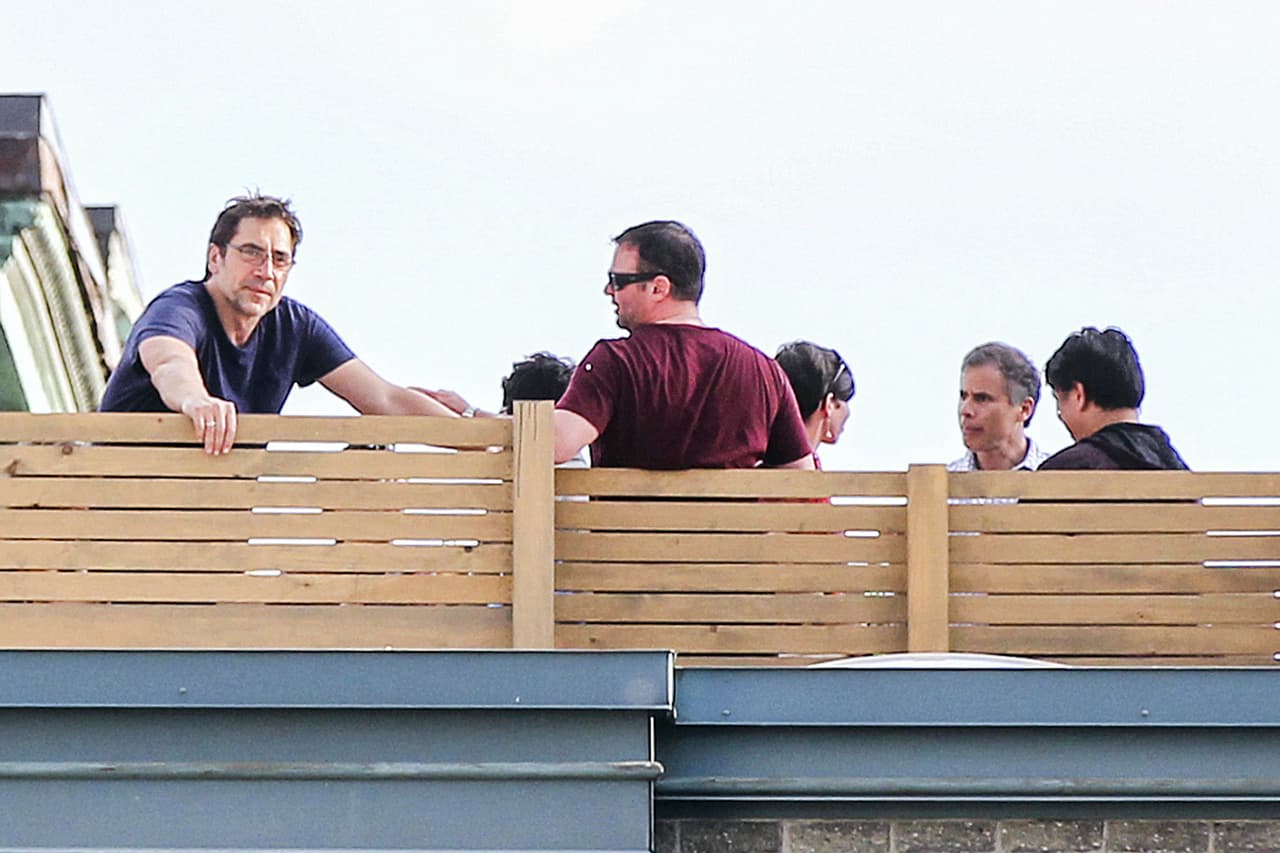 Bardem tomando nota de los fotógrafos chismosos.