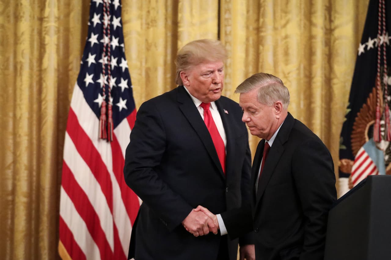 <h3 class="cms-H3-H3"><b>De crítico a aliado cercano de Trump</b></h3>
<br>
<br>La relación entre ambos no siempre fue cordial. En 2016, cuando Graham compitió brevemente por la nominación presidencial republicana, uno de sus rivales fue Trump, 
<b>a quien llegó a calificar como no apto para el cargo.</b>
