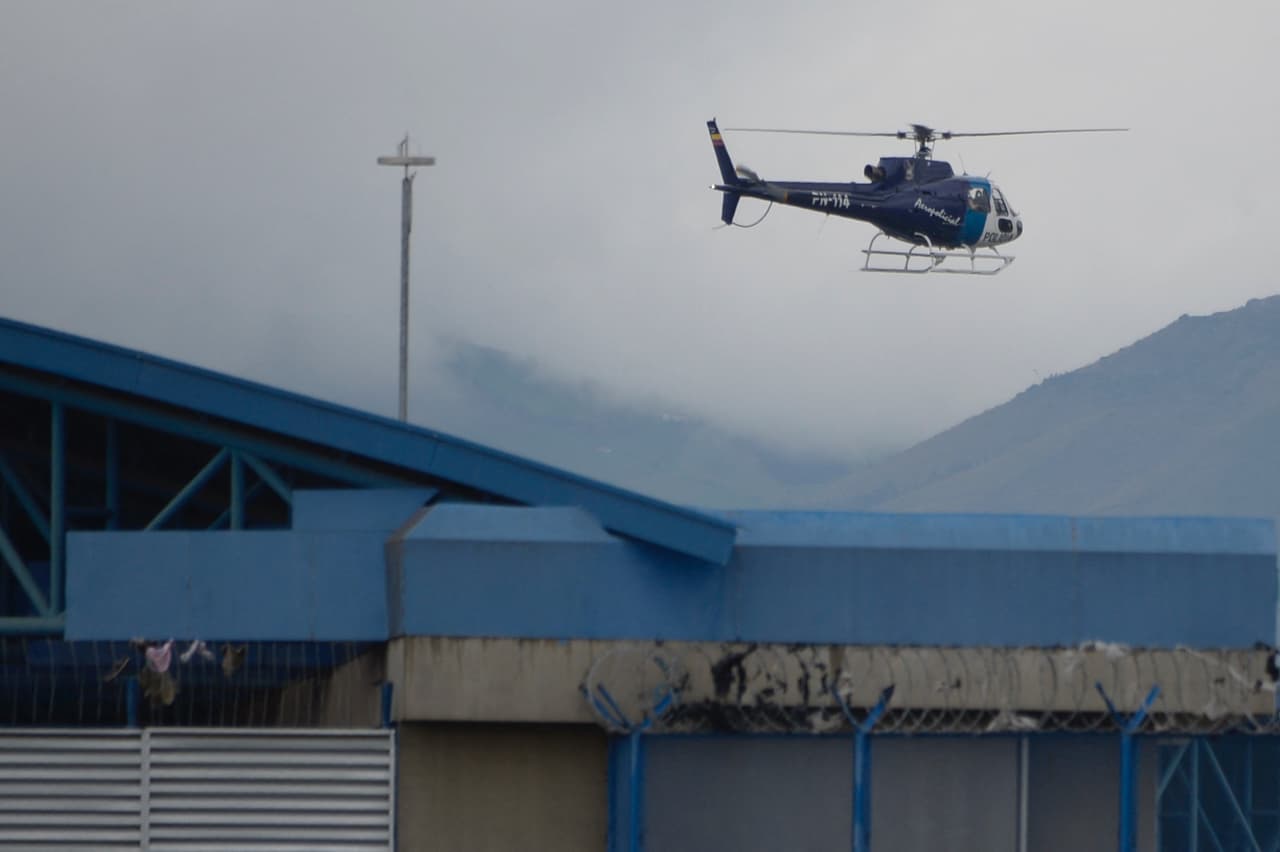Un helicóptero militar sobrevolaba la prisión de Latacunga, después del motín de la noche del miércoles. El presidente Lasso removió a Edmundo Moncayo como director del Servicio Nacional de Atención a Internos (SNAI), quien será reemplazado por el coronel en situación de retiro y exlegislador, Fausto Cobo.