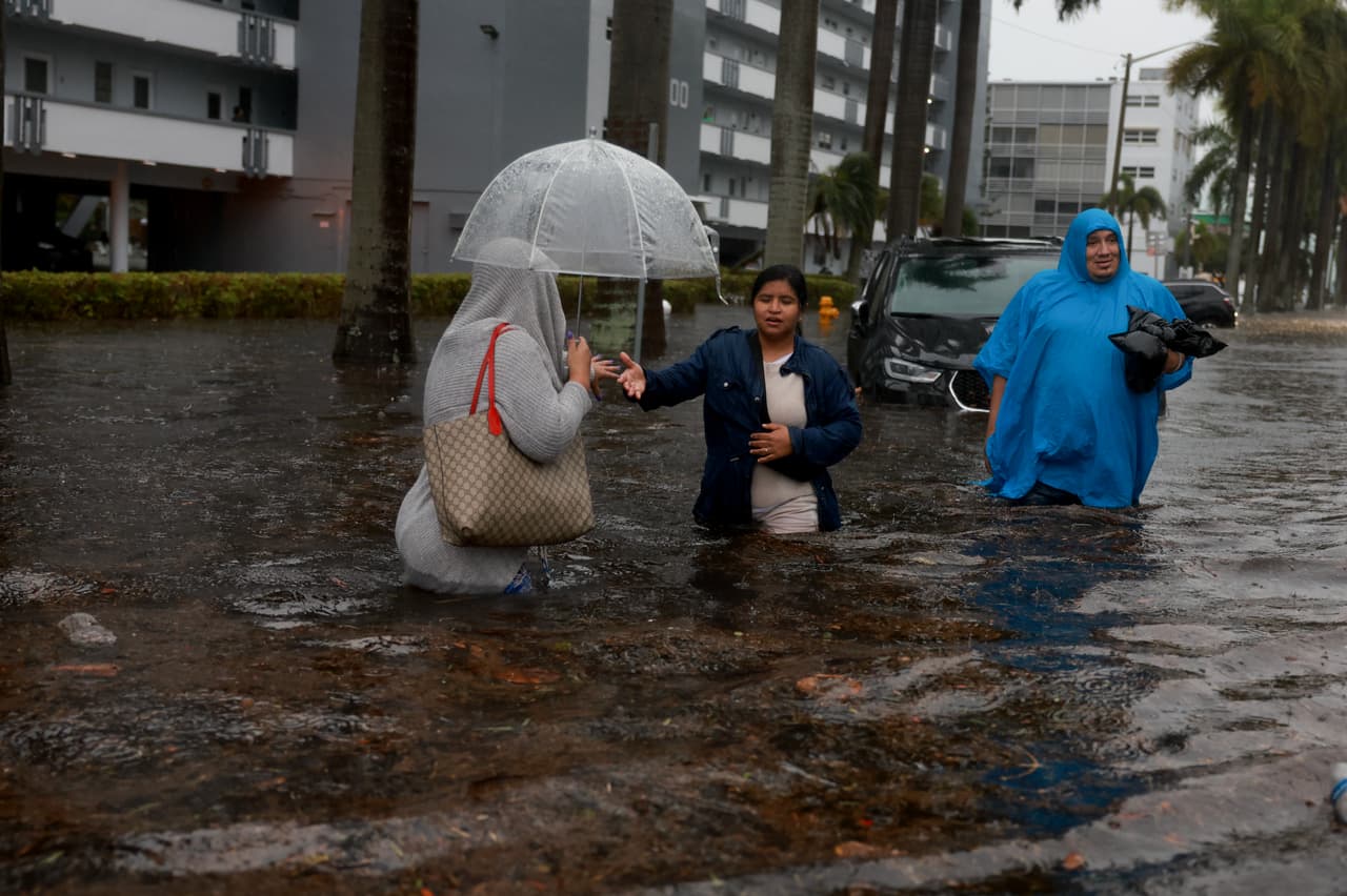 Muchos de los residentes del área tuvieron problemas para regresar a sus hogares el miércoles en la noche, pues quedaron varados en la carretera.