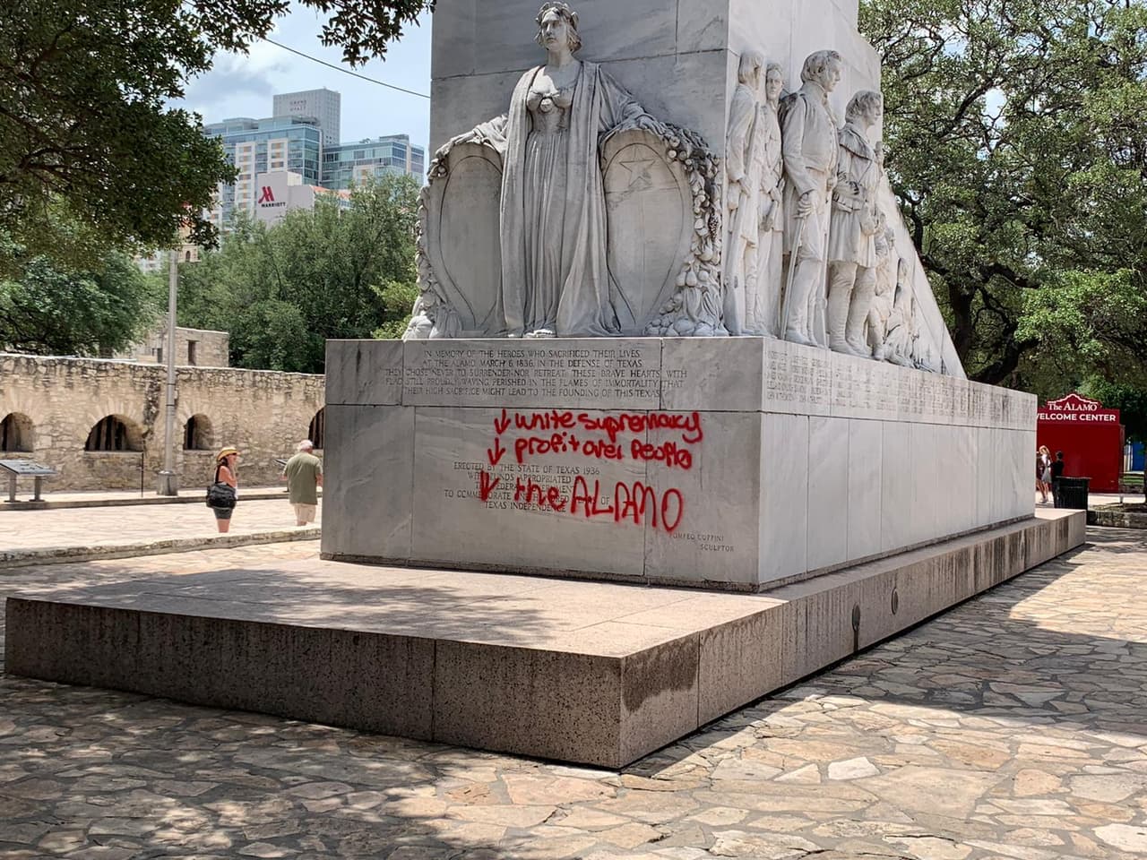 “Supremacía blanca. Beneficio sobre las personas”: investigan mensaje que apareció en San Antonio tras muerte de George Floyd