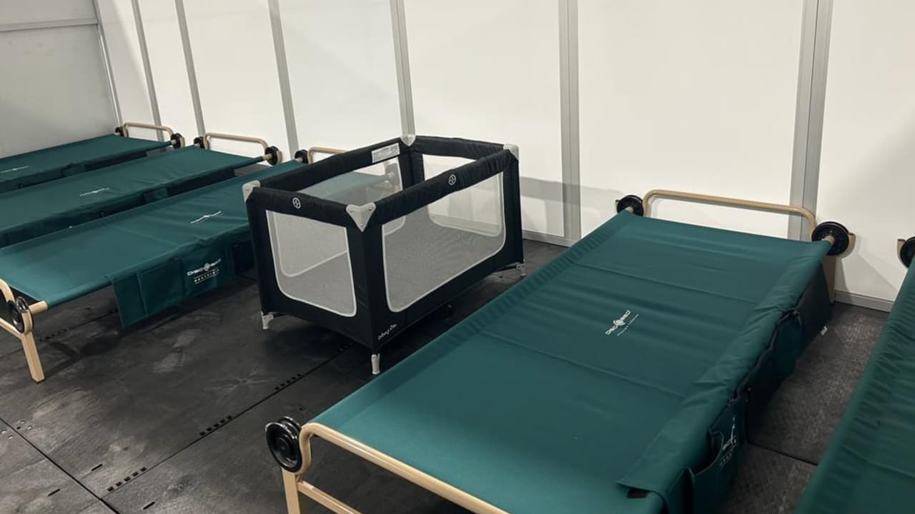 Un total de 128 familias duermen en los cuartos y en cada uno puede quedarse un máximo de 6 personas. Asimismo, los baños tienen espacio para 15 personas a la vez.