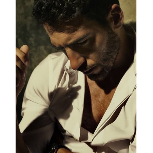 El apuesto y musculoso actor llega a la pantalla de UniMás para enamorarnos como ‘Alberto Márquez’ en la serie Velvet. Aquí te dejamos con las mejores del galán español más deseado por todas.