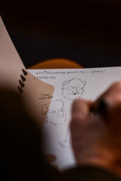 Espectador dibuja a Tom Wolf, uno de los candidatos mas reconocidos. Imagen por Menglong Liang.