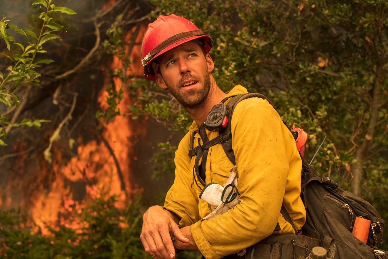 El capitán Brock Moorhead de la Base de la Fuerza Aérea Vandenberg monitorea una quemadura controlada para
<b>ayudar a frenar el incendio de Dolan</b> en el Parque Estatal Limekiln en Big Sur, California.
<br>