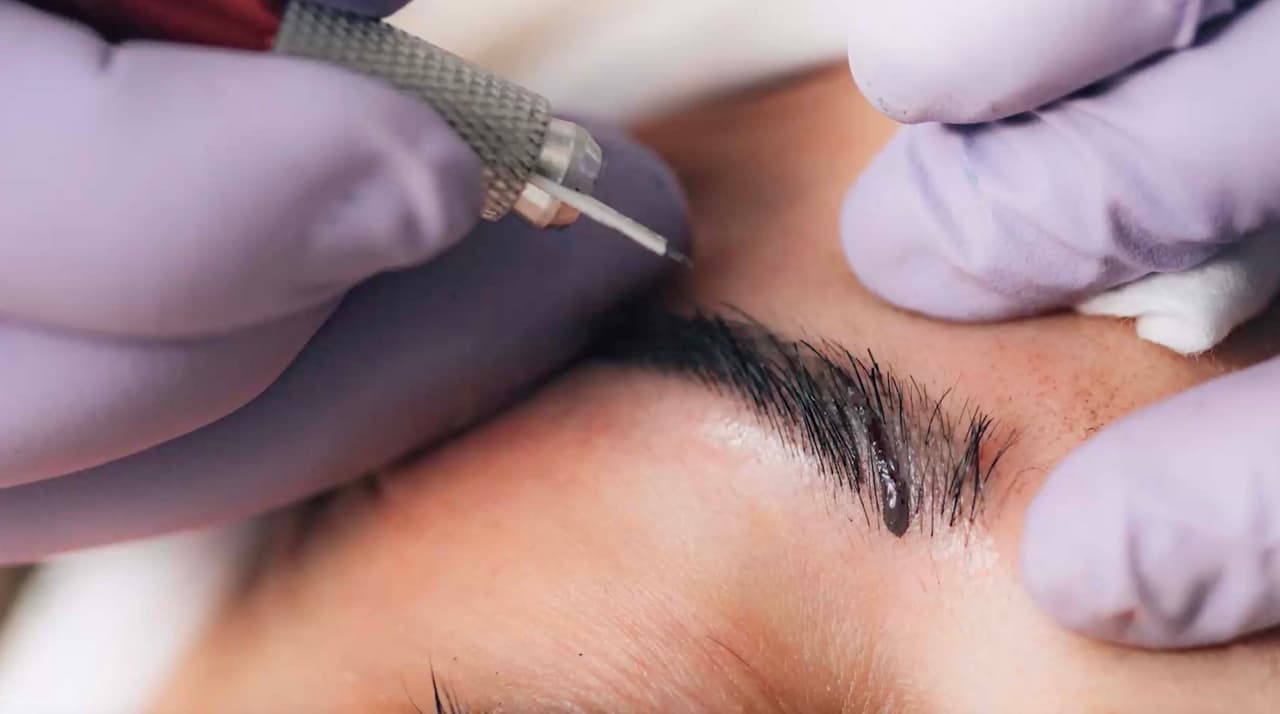 “Deben saber que no todas las personas pueden hacerse una micropigmentación o un tatuaje, el profesional le tiene que llevar una ficha técnica”, agregó González.