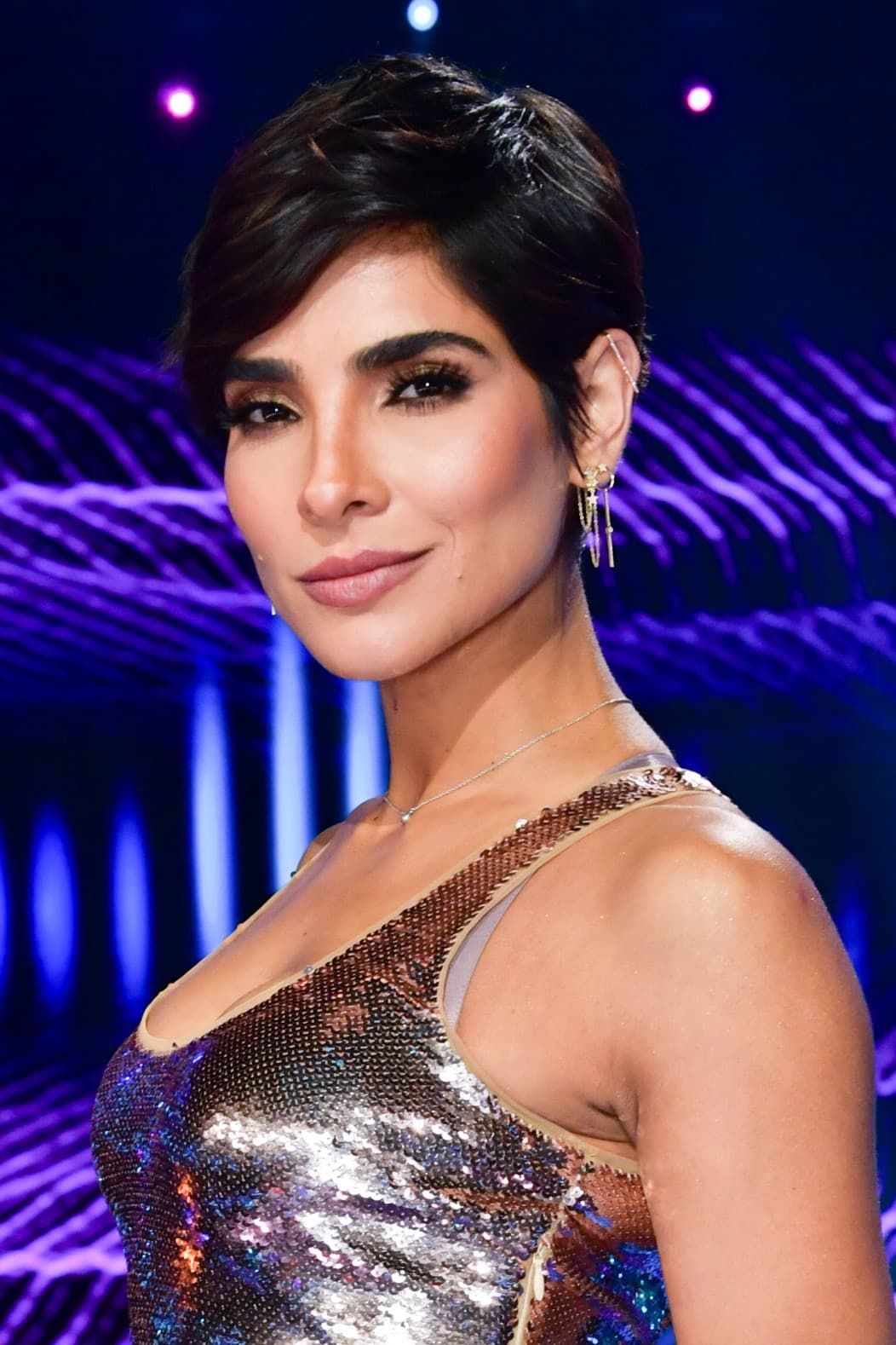 Una chispeante Alejandra Espinoza arranca la gala de "duelos a muerte" de Reina de la Canción 