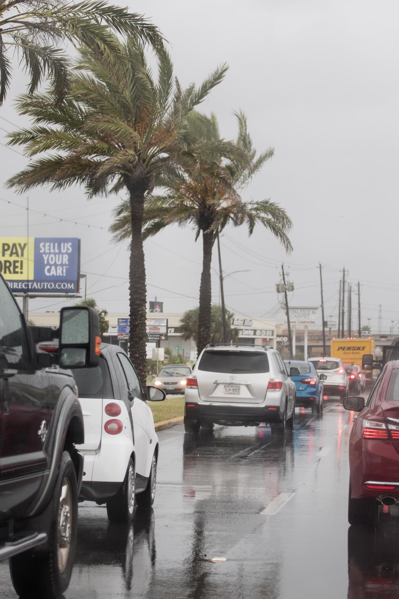 El tráfico en la isla de Galveston, al sur de Houston, Texas. Los habitantes intentan alejarse de la costa antes de la llegada del huracán.
<br>