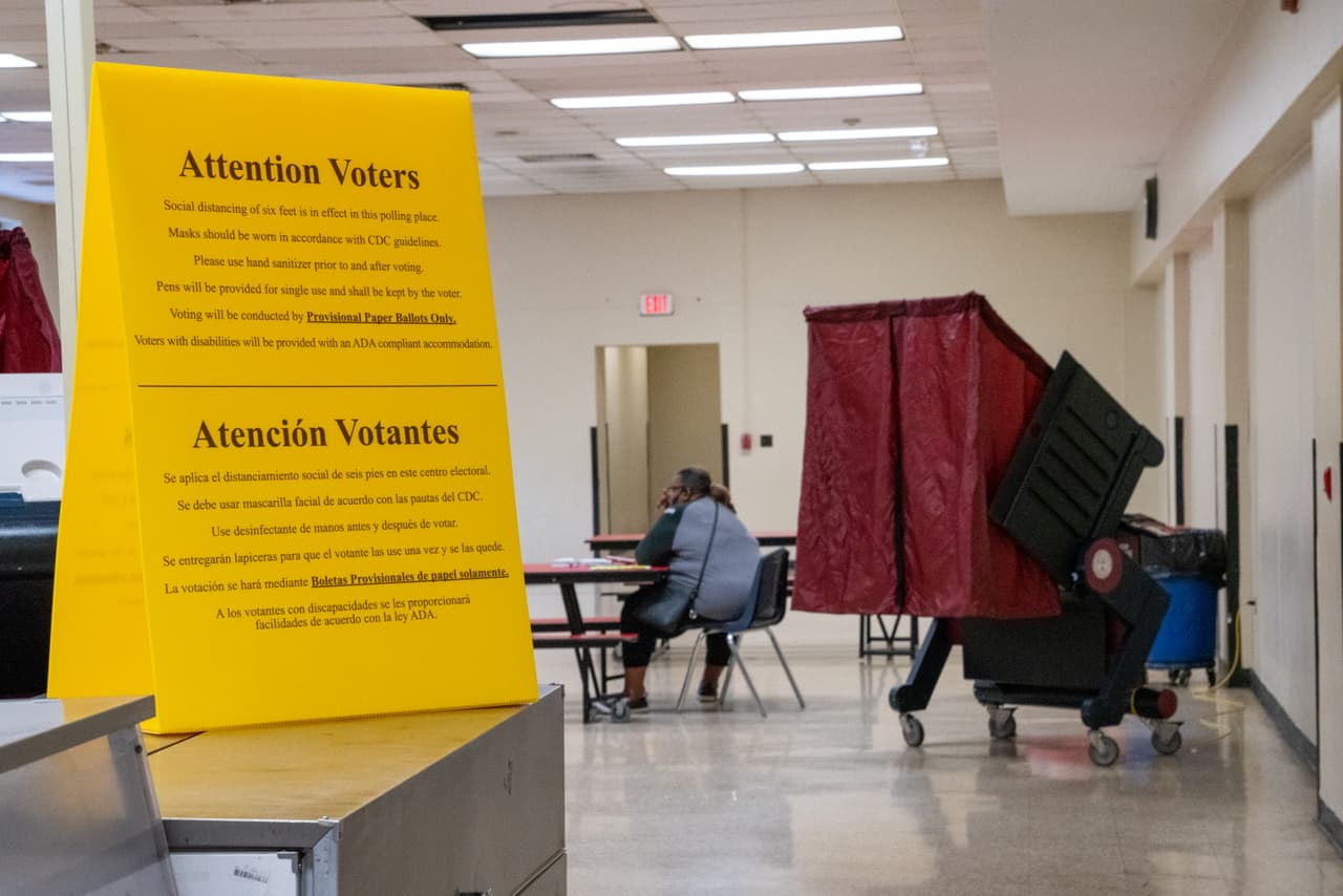 Un letrero en el colegio electoral de la Escuela 23, en Jersey City, informa a los votantes sobre el uso de boletas de papel provisionales en las elecciones primarias de Nueva Jersey. Los partidarios del ex candidato presidencial Bernie Sanders buscan remplazar a titulares demócratas en la Cámara. Los titulares Josh Gottheimer (Distrito 5), Frank Pallone (Distrito 6), Albio Sires (Distrito 8), Bill Pascrell (Distrito 9), Donald Payne (Distrito 10) y Bonnie Watson Coleman (Distrito 12) se enfrentan al ala progresista del Partido Demócrata en las primarias.
<br>