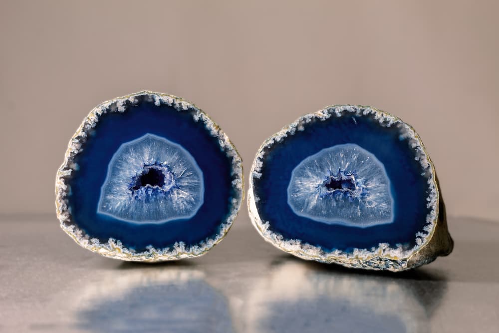 <h3 class="cms-H3-H3">Ágata </h3>
<br>Es una piedra hermosa que mezcla varios colores y que se forma de muchísimos cristales de cuarzo. Entre sus propiedades esotéricas, se pueden encontrar muchas que equilibran la mente, el físico y lo espiritual.
<br>