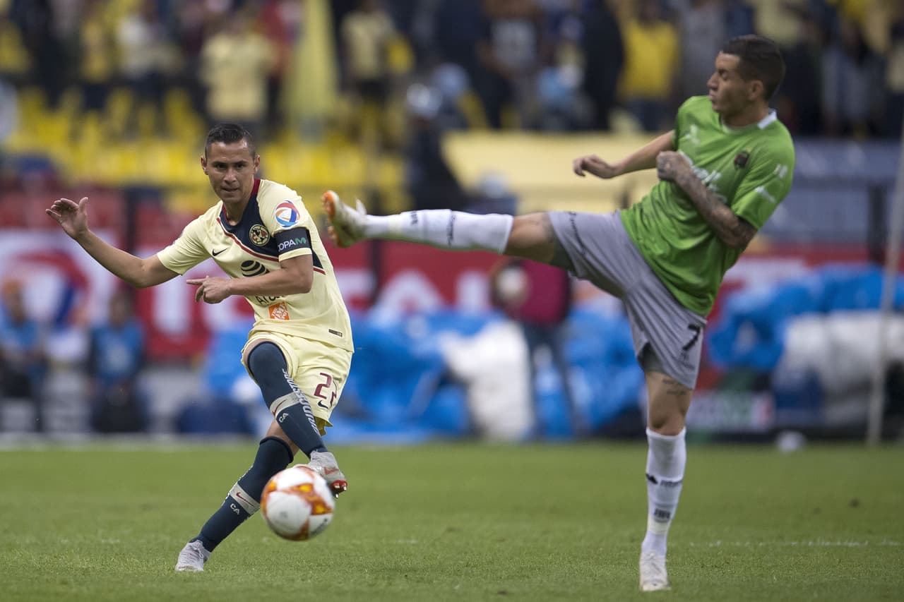 El cotejo comenzaba a subir de intensidad pero los visitantes estaban empezando a sentir incomodidad por la mejoría del América.