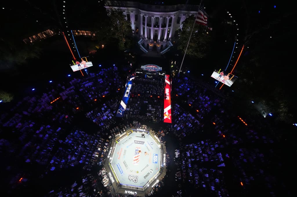 Además del presidente Trump, su familia y amistades, había
<b> más de 4,000 espectadores</b> en 
<b>el evento UFC Freedom 250</b>, cuyo 
<b>combate estelar enfrentó a Ilia Toupruia con Justin Gaethje</b>.
