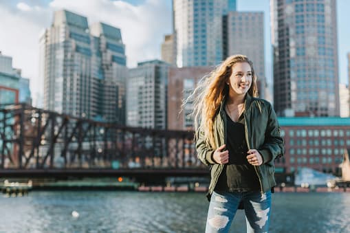 <b>7. Massachusetts.- </b>Con 60.50 puntos de los 100 a evaluar, es el séptimo lugar de la lista. Tiene como capital la ciudad de Boston, el sueño para los amantes del arte y la cultura por su gran variedad de museos y lugares históricos. Asimismo, es una ciudad con gran desarrollo industrial, lo que ofrece a sus habitantes mejores oportunidades laborales y crecimiento personal y profesional, que les permite vivir cómodos y felices. El estado está, además, entre los que menos horas dedican al trabajo y los que menos suicidios padecen.