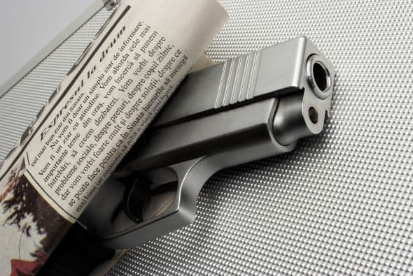 Latell aduce también una argumentación adicional y complementaria. Desde 1975, se sabe que la CIA realizó múltiples intentos de asesinato de Fidel Castro en esos años, desde tentativas serias aunque fallidas, hasta otras absurdas, como ponerle un polvo en la barba que lo dejara imberbe, o regalarle un traje de neopreno que estuviera envenenado y lo matara o atrajera a los tiburones cuando buceaba.